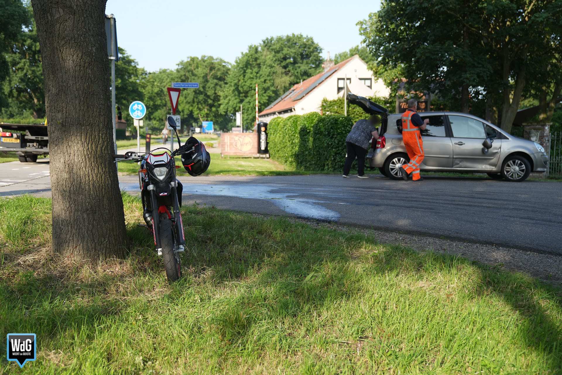 Auto botst met brommer op oversteek Napoleonsweg in Ittervoort