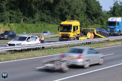 Drie auto's botsen op snelweg A2 bij Maarheeze