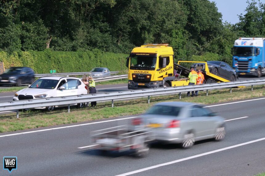 Drie auto's botsen op snelweg A2 bij Maarheeze