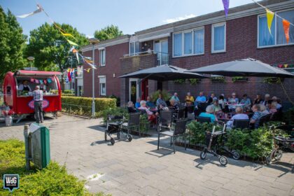 Wafels en gezelligheid op vernieuwd terras Willem Litjenshof