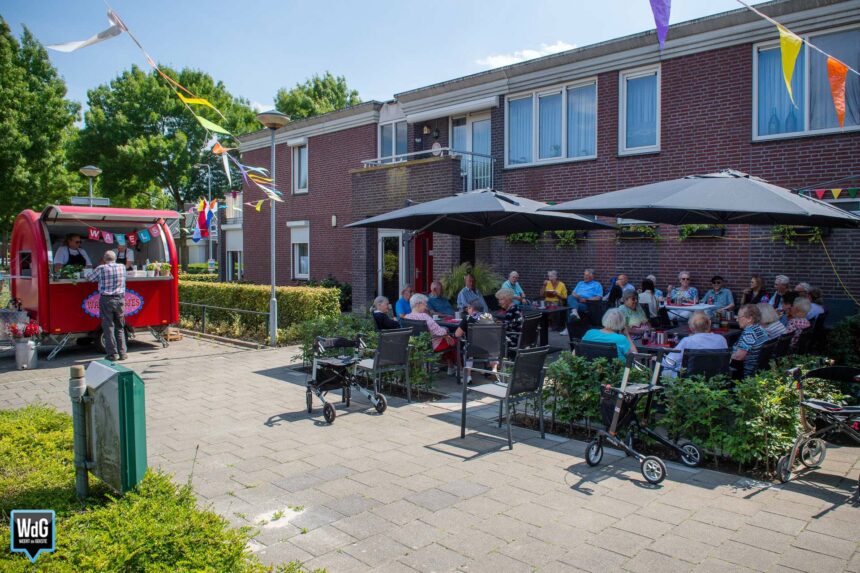 Wafels en gezelligheid op vernieuwd terras Willem Litjenshof