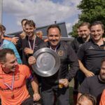 Gionni Peluso in het midden van zijn kampioensteam bij SV Laar