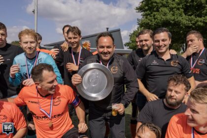 Gionni Peluso in het midden van zijn kampioensteam bij SV Laar