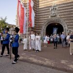 Sacramentsprocessie trekt op zomerse avond door binnenstad