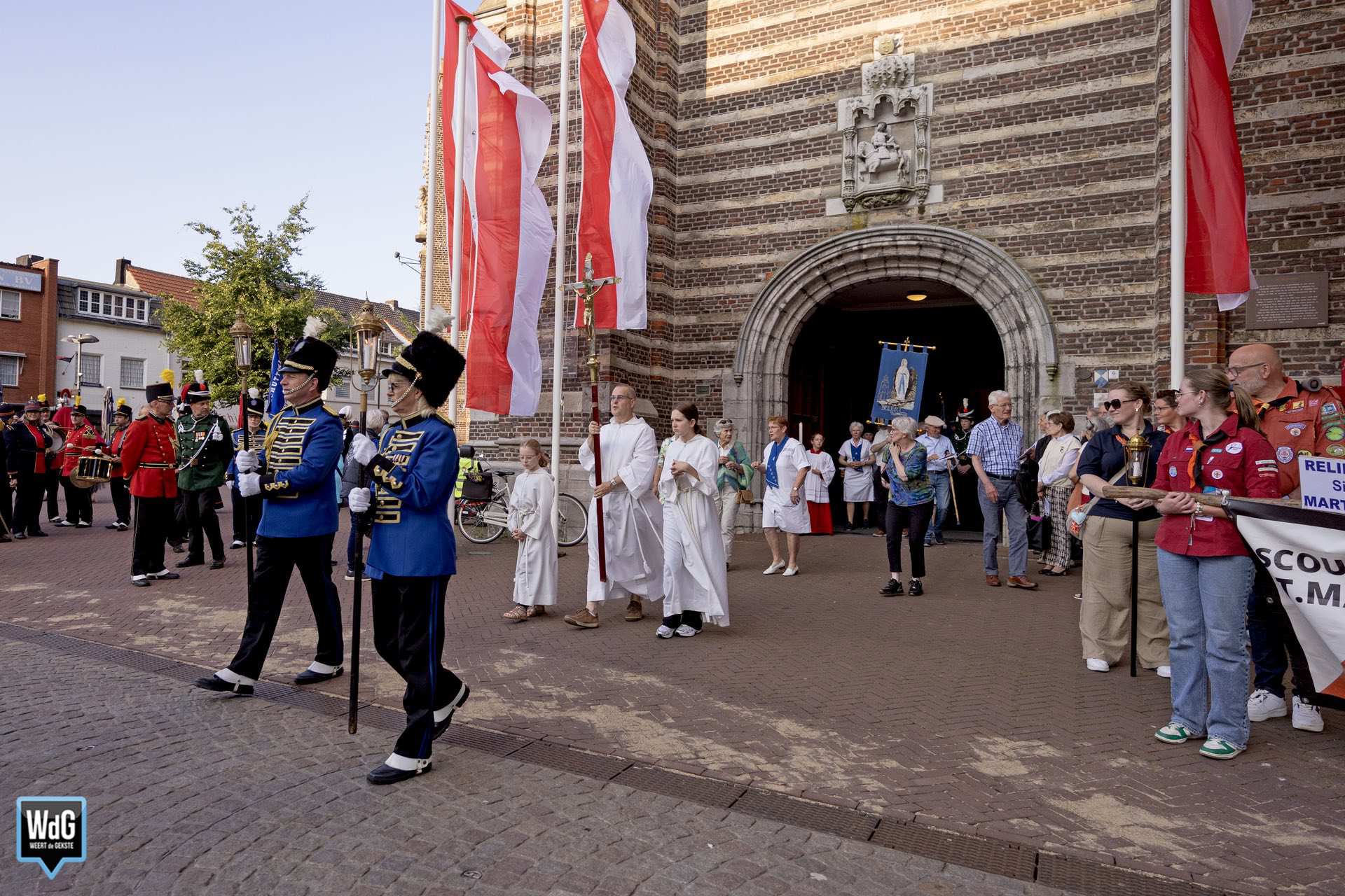 Sacramentsprocessie trekt op zomerse avond door binnenstad