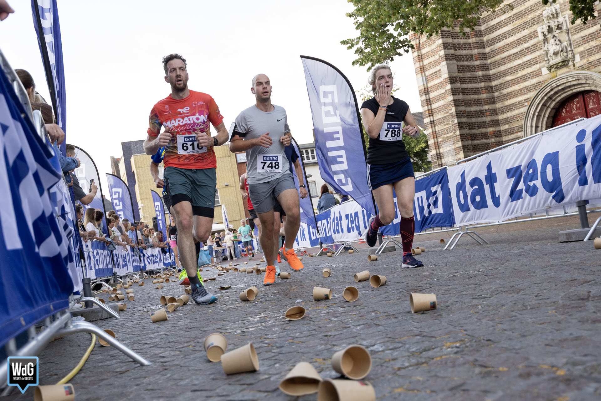 Jong en oud lopen mee tijdens 35ste Singelloop in Weert