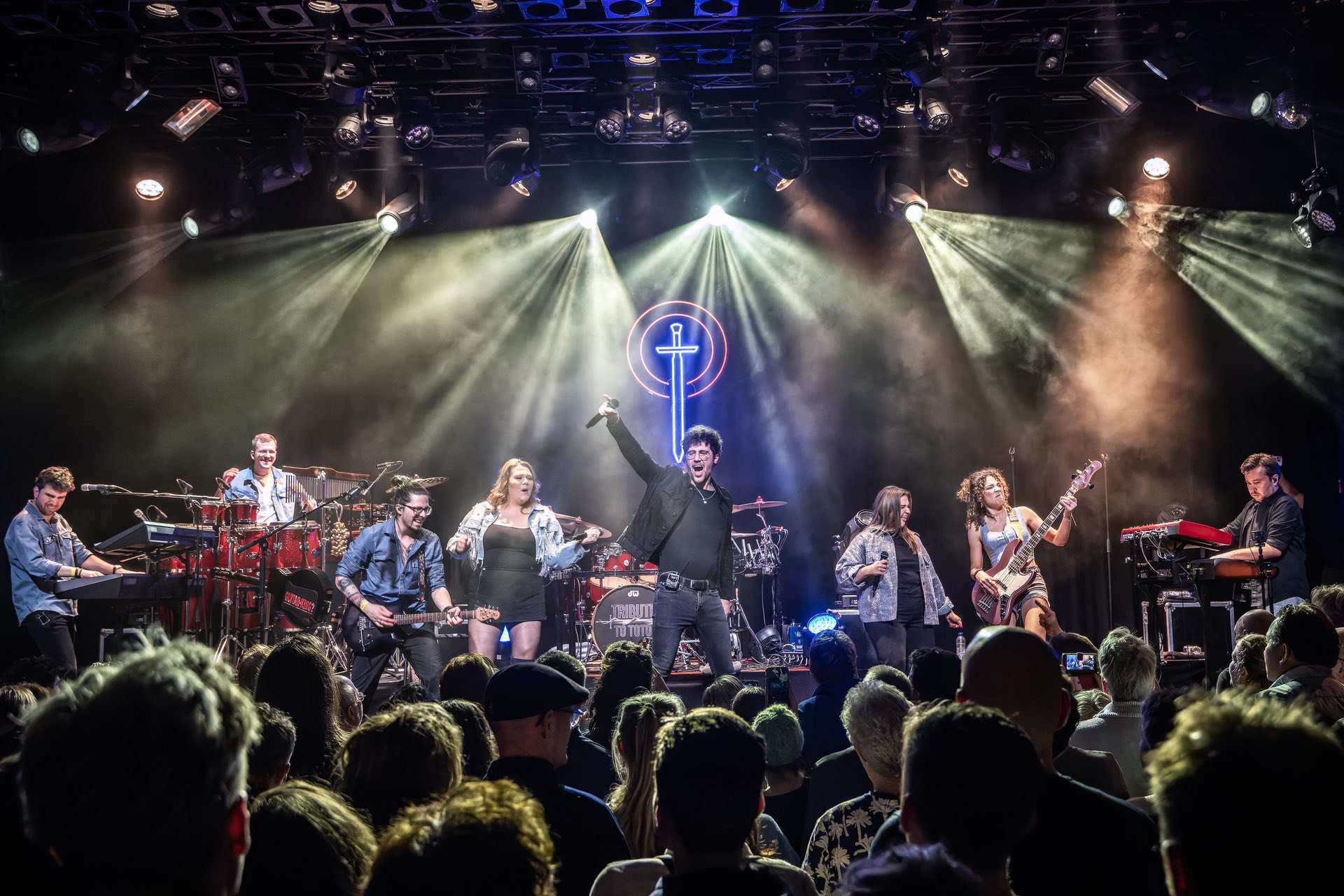 Foto via Tribute to TOTO