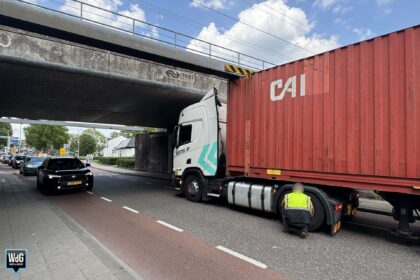 Vrachtwagen klem onder spoorviaduct Maaseikerweg