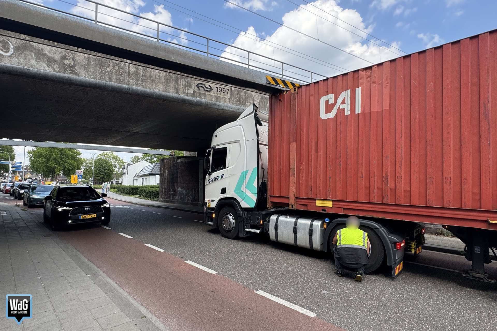 Vrachtwagen klem onder spoorviaduct Maaseikerweg