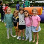 Molenakkerpark vol spelende kinderen en (groot)ouders