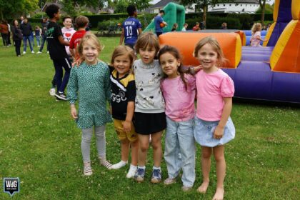 Molenakkerpark vol spelende kinderen en (groot)ouders