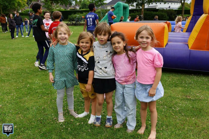 Molenakkerpark vol spelende kinderen en (groot)ouders