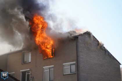 Uitslaande brand in woning aan Bomansstraat