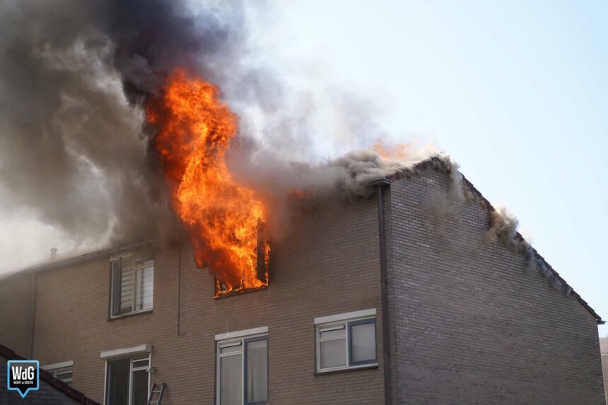 Uitslaande brand in woning aan Bomansstraat