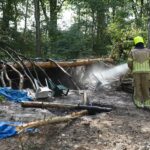 Brandweer dooft buitenbrand bij boshut in Hunsel
