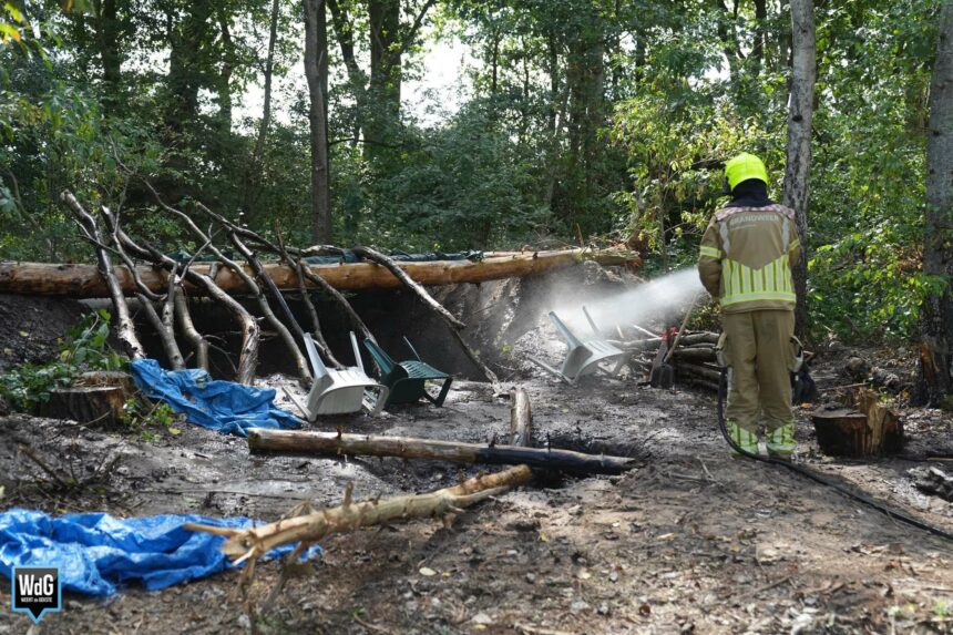 Brandweer dooft buitenbrand bij boshut in Hunsel
