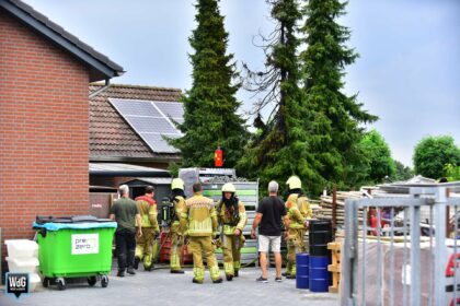Dennenboom vat vlam na blikseminslag in Nederweert-Eind