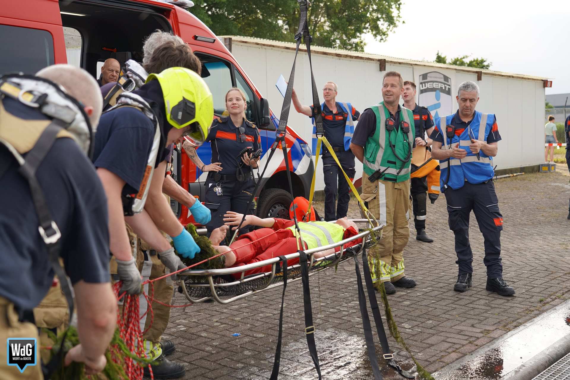 Brandweer Weert oefent realistisch scenario bij roeivereniging