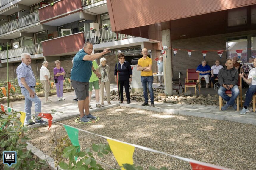 Jeu de boules baan bij Oranjeflat feestelijk geopend