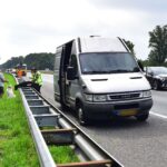 Vrachtwagen schampt busje met pech op A2 in Weert