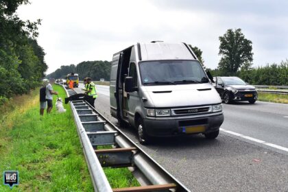 Vrachtwagen schampt busje met pech op A2 in Weert