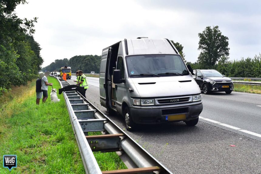 Vrachtwagen schampt busje met pech op A2 in Weert