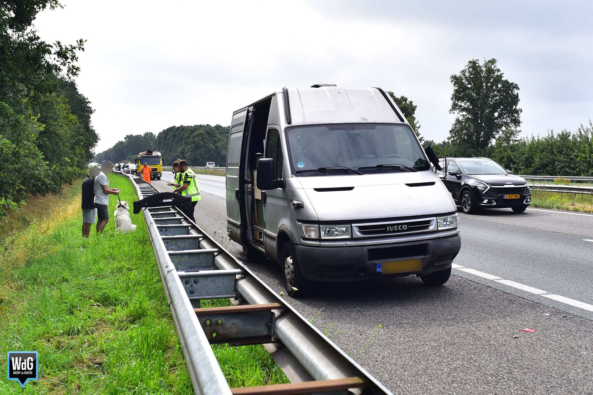 Vrachtwagen schampt busje met pech op A2 in Weert