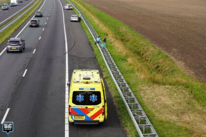 Auto in slip en tegen vangrail op A2 bij Weert