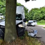 Bakwagen tegen boom na botsing met auto in Heythuysen