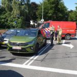 Auto's schampen elkaar bij verkeerslichten op Kazernelaan