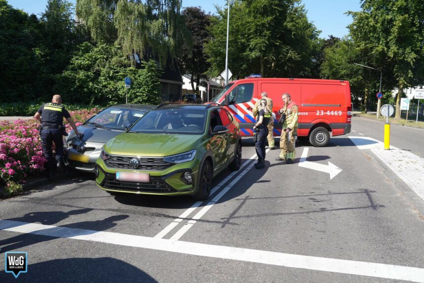 Auto's schampen elkaar bij verkeerslichten op Kazernelaan