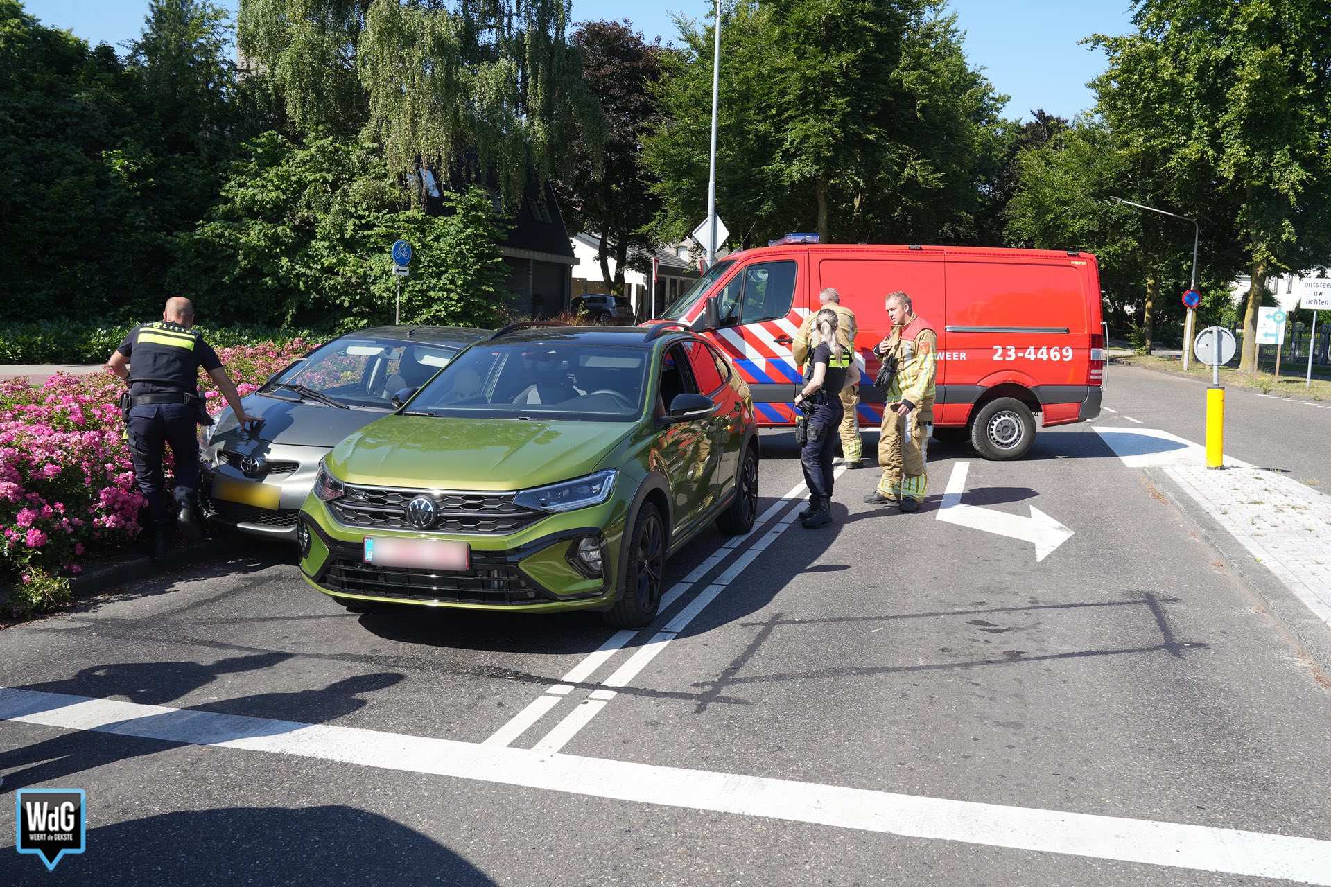 Auto's schampen elkaar bij verkeerslichten op Kazernelaan