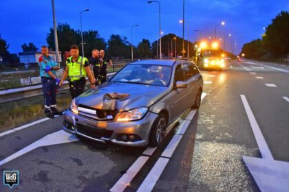 Automobiliste botst tegen paal op N266 bij Someren