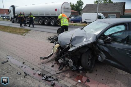 Auto botst met benzinevrachtwagen op N280 in Baexem