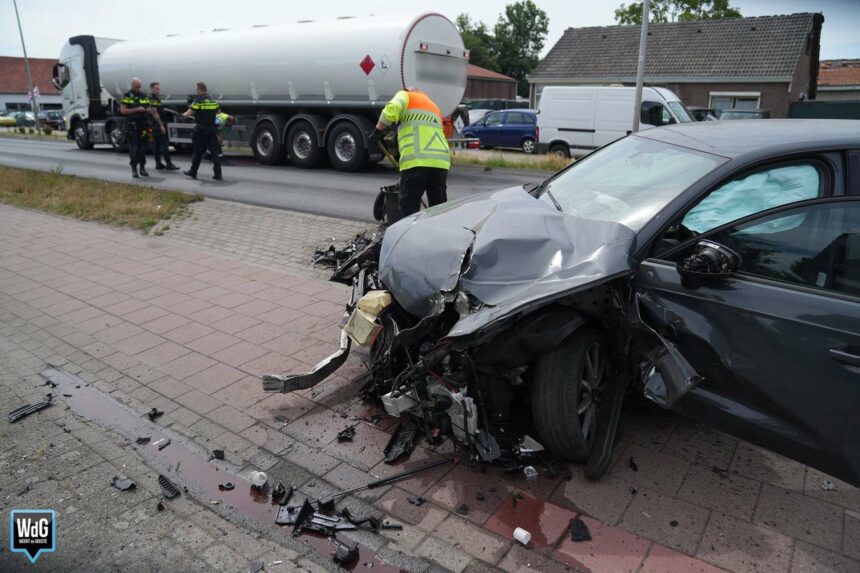 Auto botst met benzinevrachtwagen op N280 in Baexem