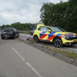 Auto raakt van de weg bij bocht op Randweg-Oost in Budel