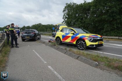 Auto raakt van de weg bij bocht op Randweg-Oost in Budel
