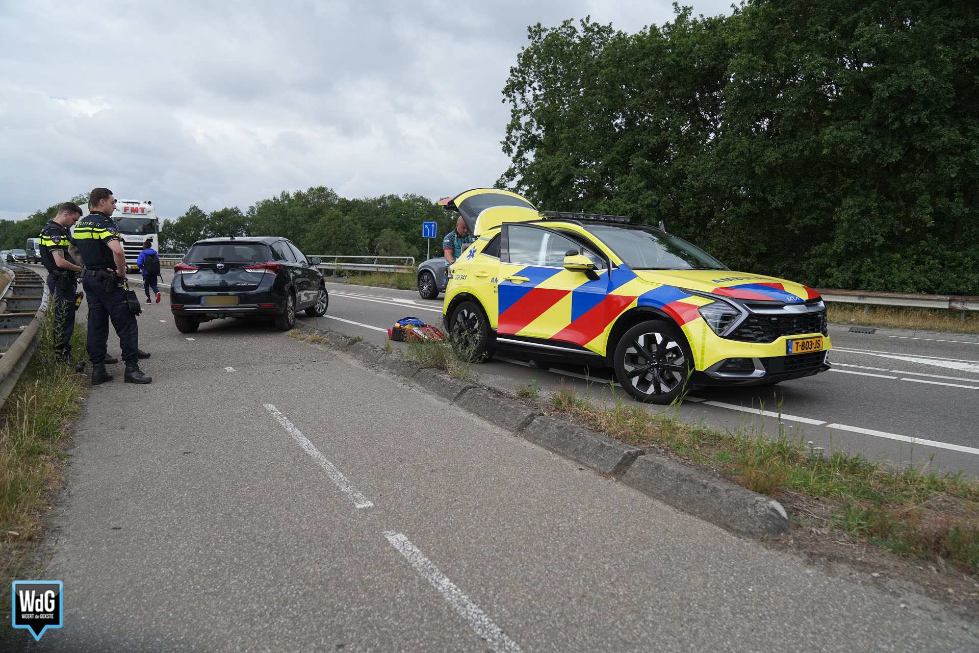Auto raakt van de weg bij bocht op Randweg-Oost in Budel