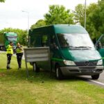 Bestuurder busje raakt onwel en botst tegen verkeersborden