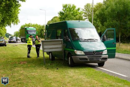 Bestuurder busje raakt onwel en botst tegen verkeersborden