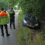 Auto belandt in greppel naast Roermondseweg