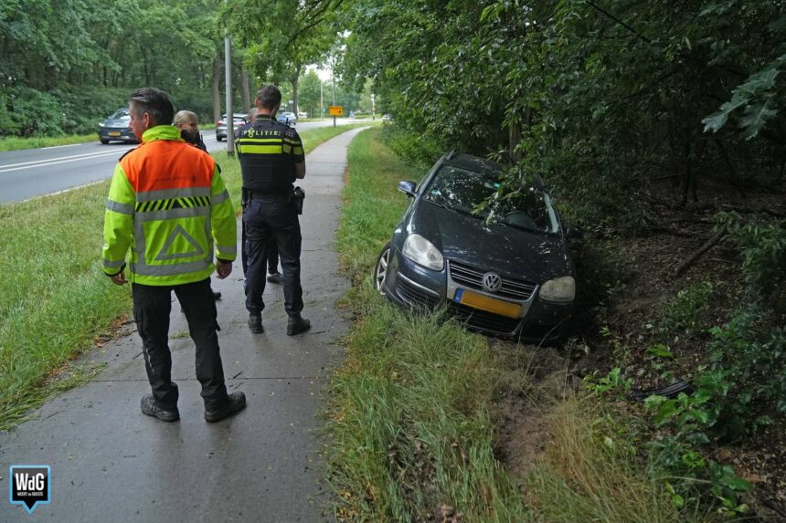 Auto belandt in greppel naast Roermondseweg