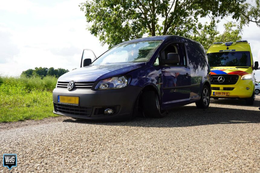Bestelauto tegen boom na uitwijkmanoeuvre in Hunsel
