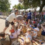 Basisschool Aan de Bron opent nieuw speelplein met ijsjes
