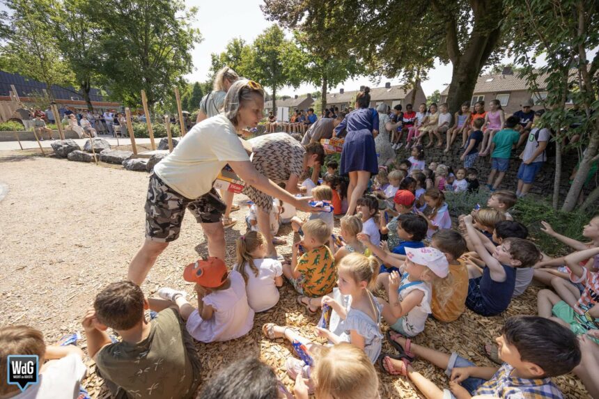 Basisschool Aan de Bron opent nieuw speelplein met ijsjes