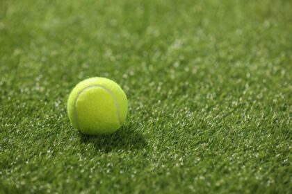 Tennis op kunstgras - Foto via depositphotos