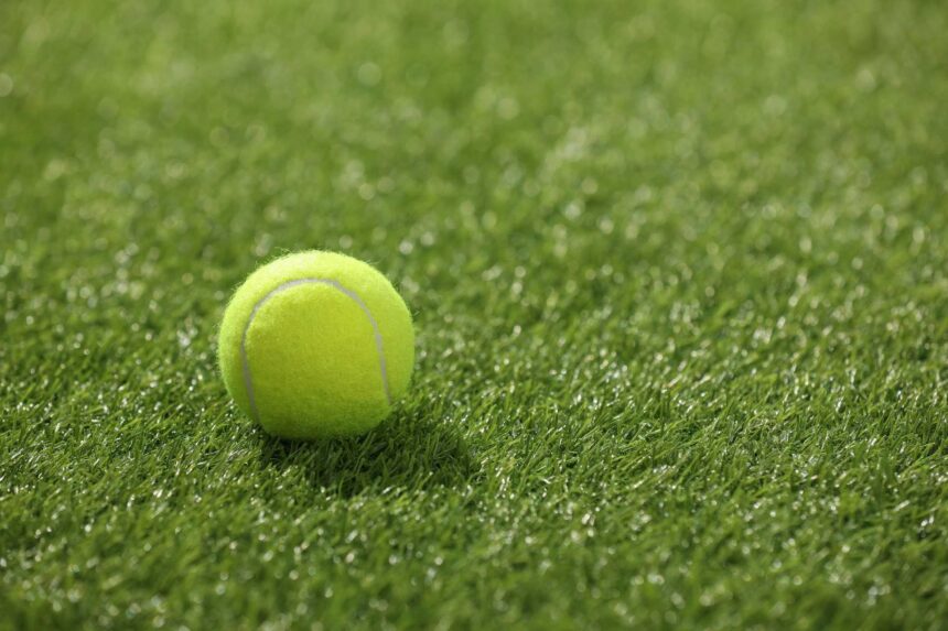 Tennis op kunstgras - Foto via depositphotos