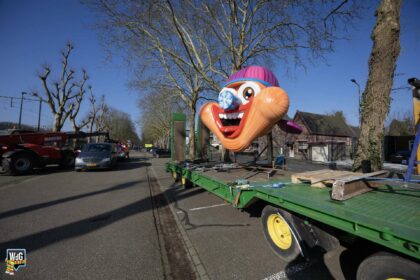 Archieffoto WdG - Opbouw van praalwagen Rogstaekersoptocht