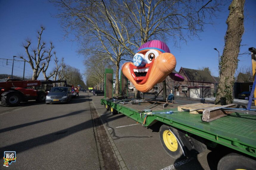 Archieffoto WdG - Opbouw van praalwagen Rogstaekersoptocht