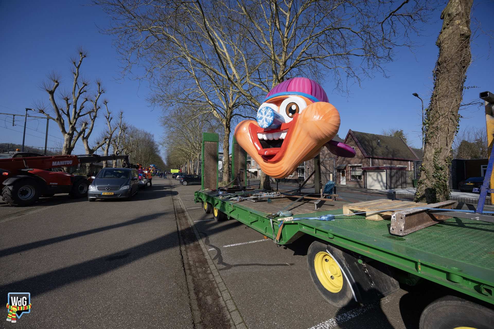 Archieffoto WdG - Opbouw van praalwagen Rogstaekersoptocht